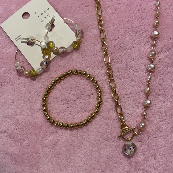 NWT. Beautiful. 3 piece set. Necklace . Bracelet, earrings. - Picture 3 of 6